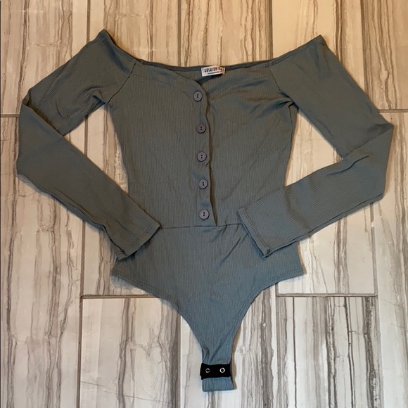 Fashion Nova Tops - PRICE DROP 🌟 NWOT Off-the-shoulder bodysuit